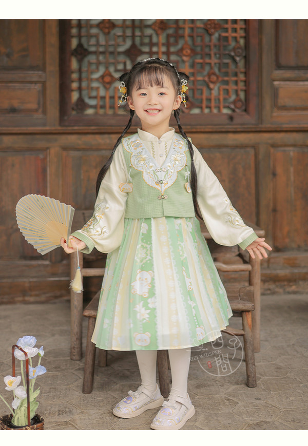 论人类幼崽能有多可爱，萌娃穿汉服坐地铁萌到心化！小朋友可以穿汉服吗？休闲区蓝鸢梦想 - Www.slyday.coM