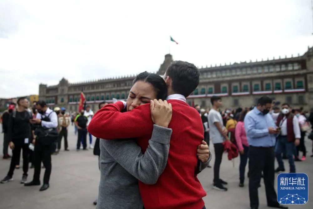 ▲9月19日，在墨西哥首都墨西哥城，室外避险的人们相互安慰。新华社发（弗朗西斯科·卡涅多摄）