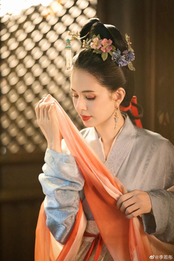 李若彤是香港著名女星,她曾接演过《神雕侠侣》《妖兽都市》《浪漫