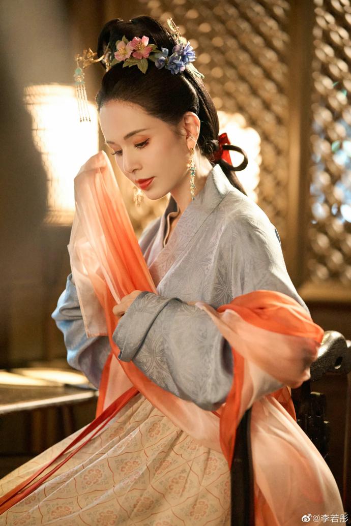 她曾接演过《神雕侠侣》《妖兽都市》《浪漫风暴》《新火烧红莲寺》等