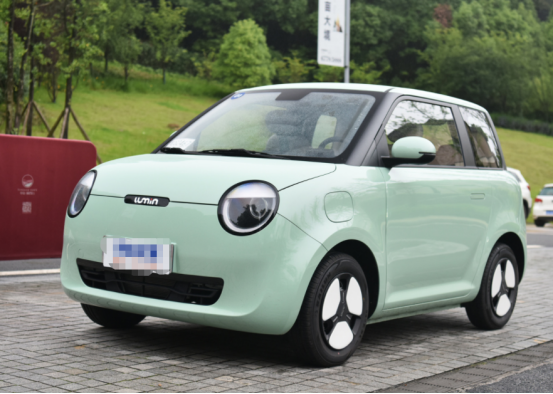 车辆小巧好开好停,再加上自动挡操控简单,还有倒车影像等功能,上手