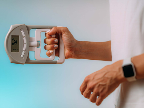 握力成为健康检测新工具！数据显示握力不足预示严重健康问题|握力|性别|阈值|身高|工具_新浪新闻