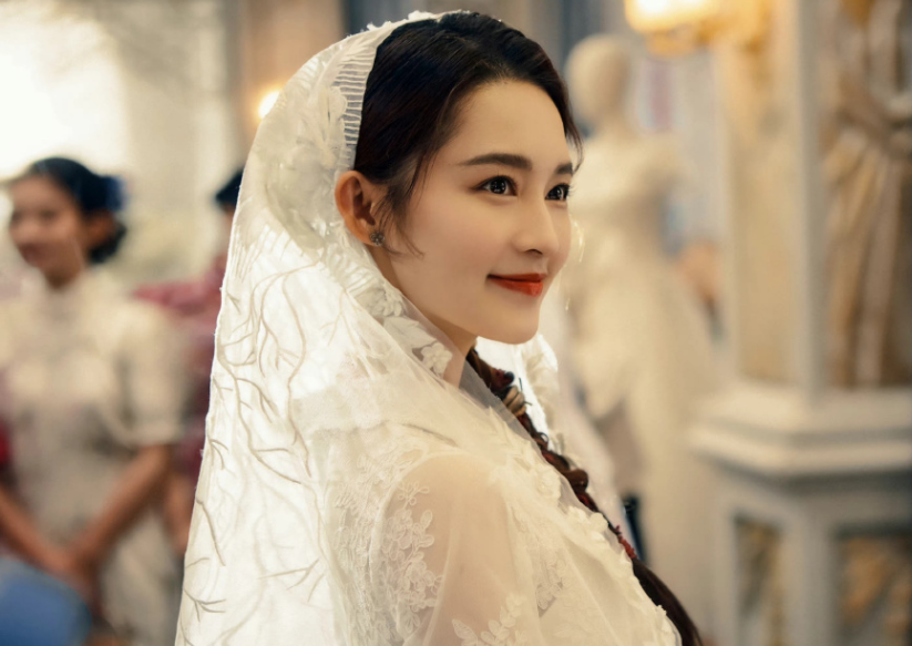 李沁凭借《请君》再度出圈，一人分饰两角不说，还带火了两男一女休闲区蓝鸢梦想 - Www.slyday.coM