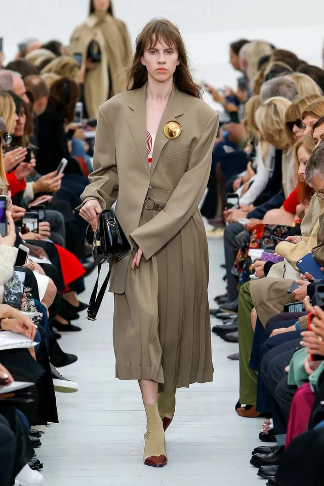 我们迷恋Lemaire、The Row、old CELINE，迷恋的是一种叫做“日常高级感”的风格休闲区蓝鸢梦想 - Www.slyday.coM