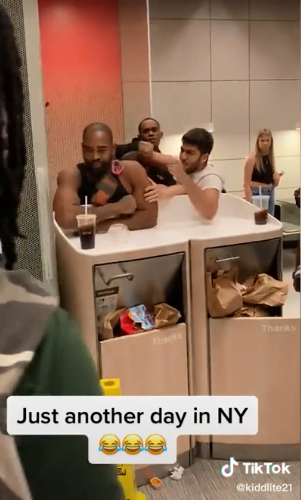 撩妹遭拒，男子挥斧砸了麦当劳！玩不起回家找妈妈！休闲区蓝鸢梦想 - Www.slyday.coM