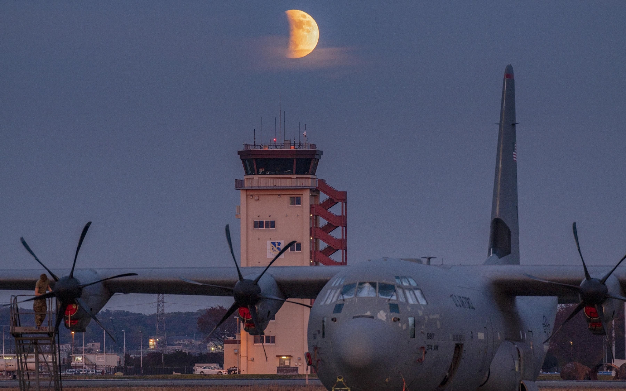 　▲日本横田空军基地内的C-130J超级大力神运输机。图/IC photo
