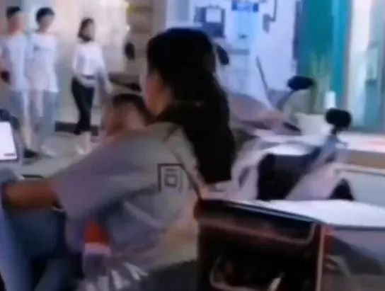 21岁单亲妈妈让全网心疼！丈夫去世，婆婆拿赔偿金后赶她出门？休闲区蓝鸢梦想 - Www.slyday.coM