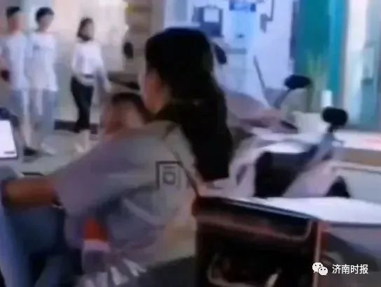 丈夫去世被婆婆赶出门？送外卖的21岁单亲妈妈回应了休闲区蓝鸢梦想 - Www.slyday.coM