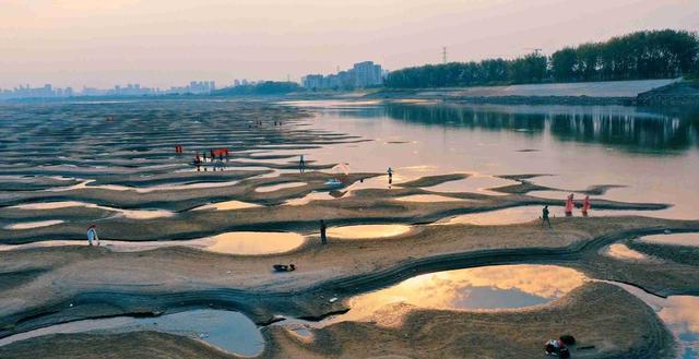 武汉天兴洲沙滩色彩斑斓 宛如画卷__财经头条