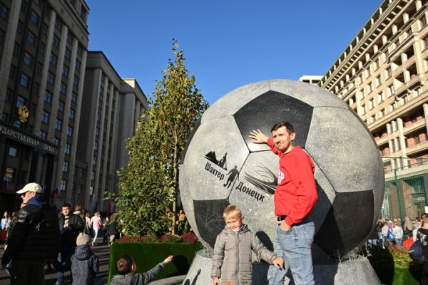 莫斯科民众与足球雕塑合影（卫星社）