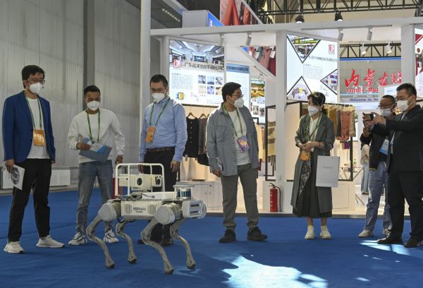 9月20日，在第七届中国－亚欧博览会上，工作人员为观众展示四足机器人。（新华社）