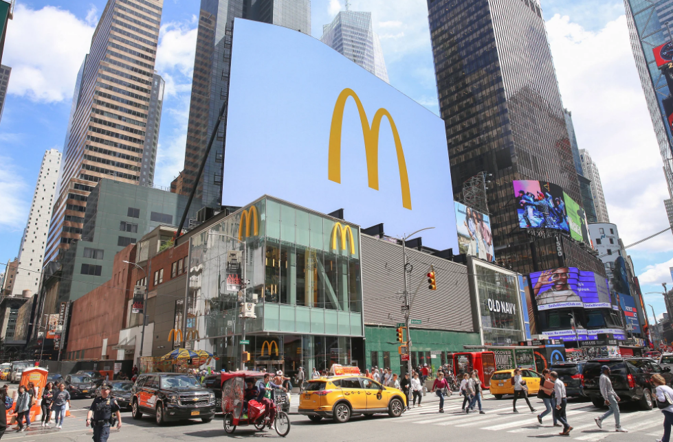 撩妹遭拒，男子挥斧砸了麦当劳！玩不起回家找妈妈！休闲区蓝鸢梦想 - Www.slyday.coM