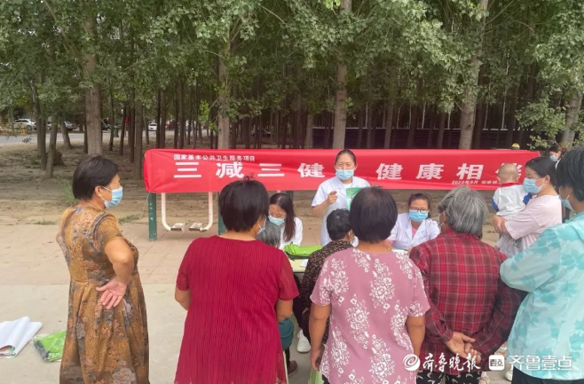 医院工作人员通过悬挂宣传横幅,设立咨询台,发放宣传资料等方式开展