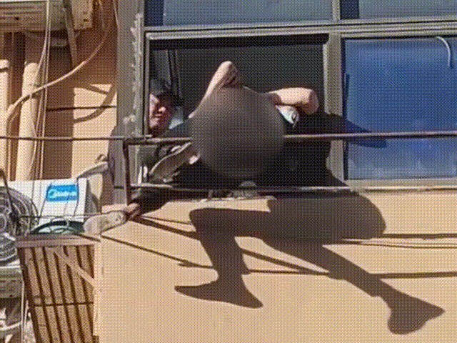 7旬老人误把阳台窗户当成门，一脚迈出……接下来惊心动魄！休闲区蓝鸢梦想 - Www.slyday.coM