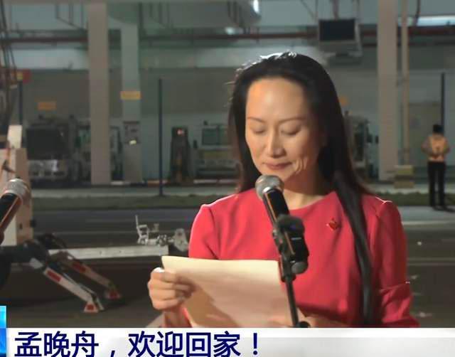 孟晚舟现身名校纳贤，穿千元连衣裙坐大巴车离开，气质典雅状态好