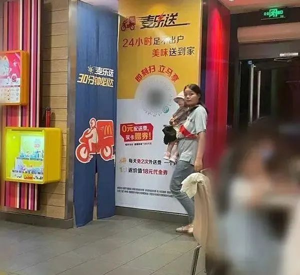 21岁单亲妈妈送外卖温暖全网，让她有尊严地活，就是最大的帮助休闲区蓝鸢梦想 - Www.slyday.coM