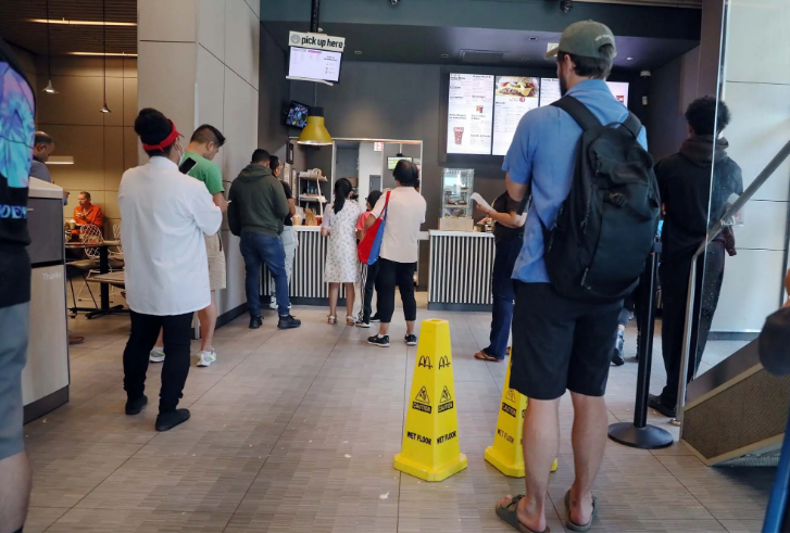 撩妹遭拒，男子挥斧砸了麦当劳！玩不起回家找妈妈！休闲区蓝鸢梦想 - Www.slyday.coM