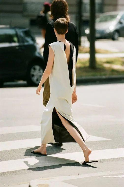 我们迷恋Lemaire、The Row、old CELINE，迷恋的是一种叫做“日常高级感”的风格休闲区蓝鸢梦想 - Www.slyday.coM