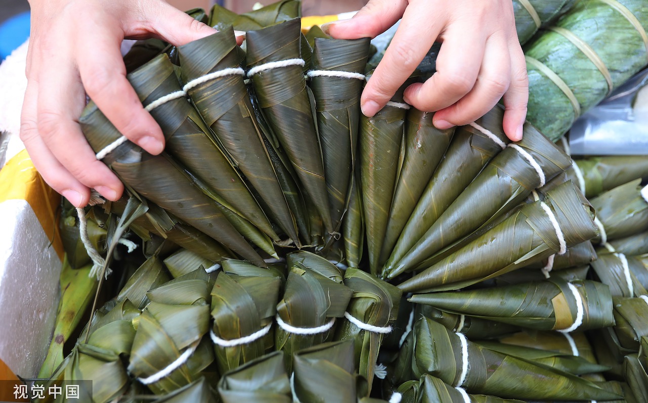 勐海地区的傣族会在关门节的第一天包粽子,一种长条形的"牛角粽"