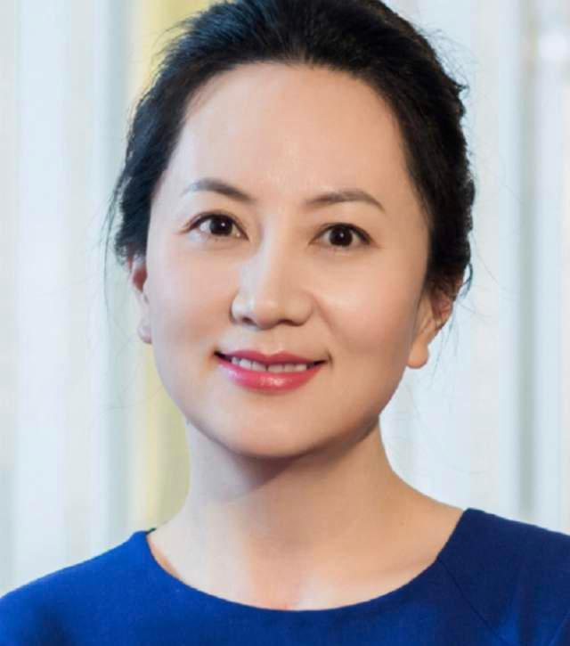 孟晚舟现身名校纳贤,穿千元连衣裙坐大巴车离开,气质典雅状态好__财经头条