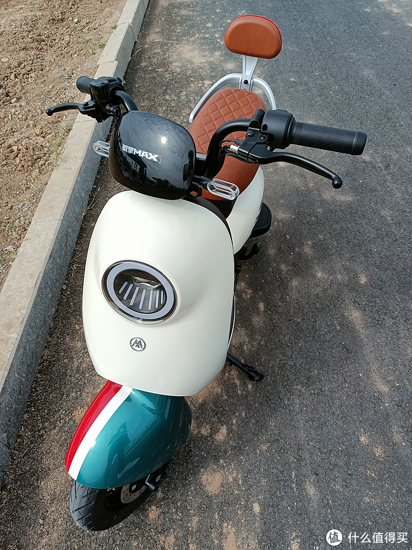 爱玛🛵引擎max款开跑,速度是40迈心情依然自在-新浪汽车