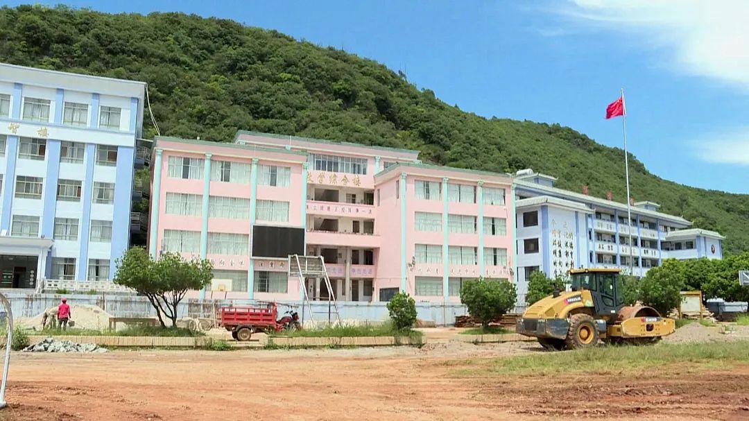 施工车辆来往穿梭,工人师傅挥汗如雨……日前,小魅走进石屏县第三中学