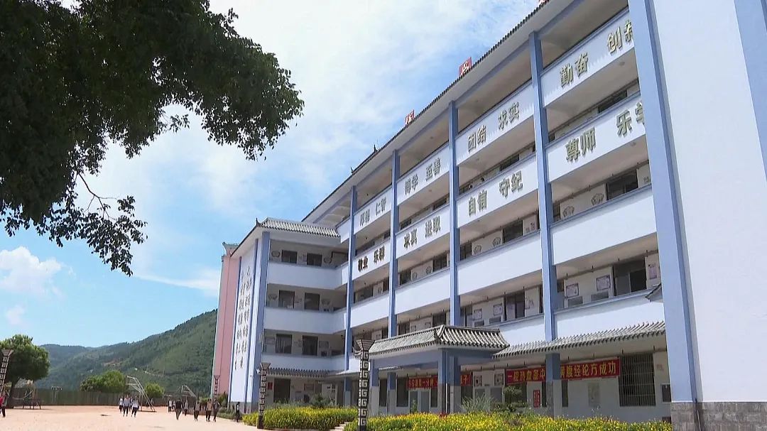 据统计,自2016年以来,石屏县第三中学先后争取教育教学投入资金2903.