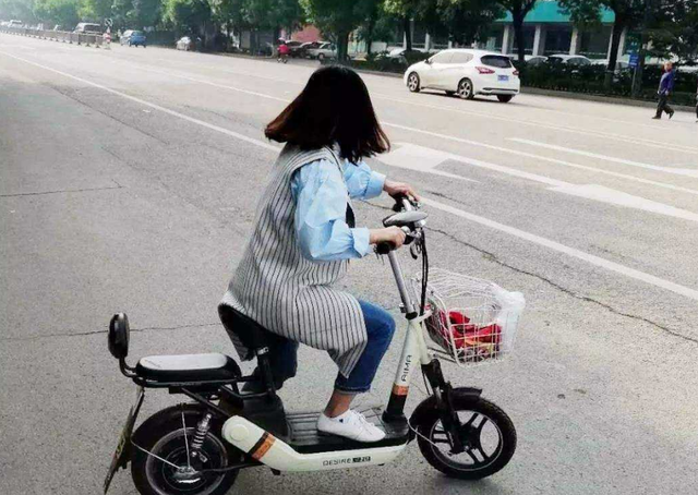 电动车"鸡肋"规定,惹来女车主不满,直呼:夏天还怎么骑车-新浪汽车