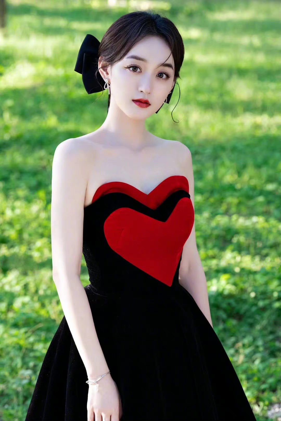 何泓姗最新写真曝光红心抹胸裙化身田野里的小公主