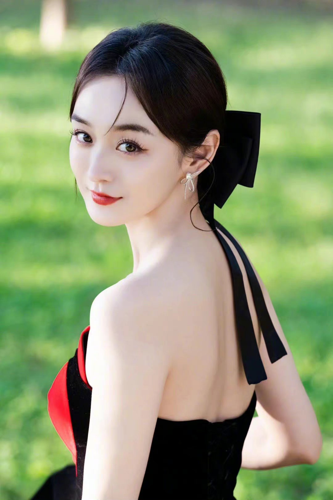 "重庆妹子"何泓姗长相甜美,娇小的外形加上含情脉脉的眼神,第一眼就有