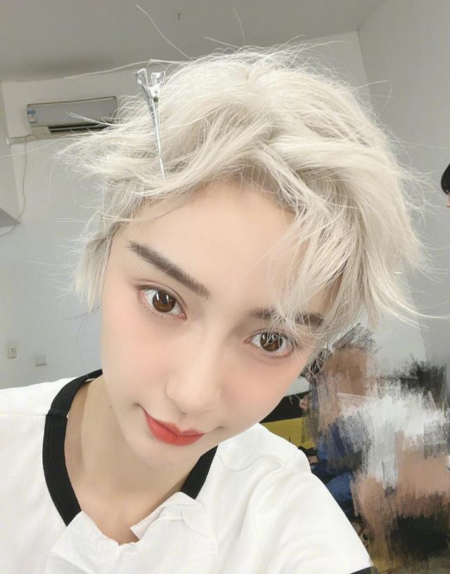 Angelababy银色短发，宛如撕漫男，九尾狐模样同步引热议休闲区蓝鸢梦想 - Www.slyday.coM