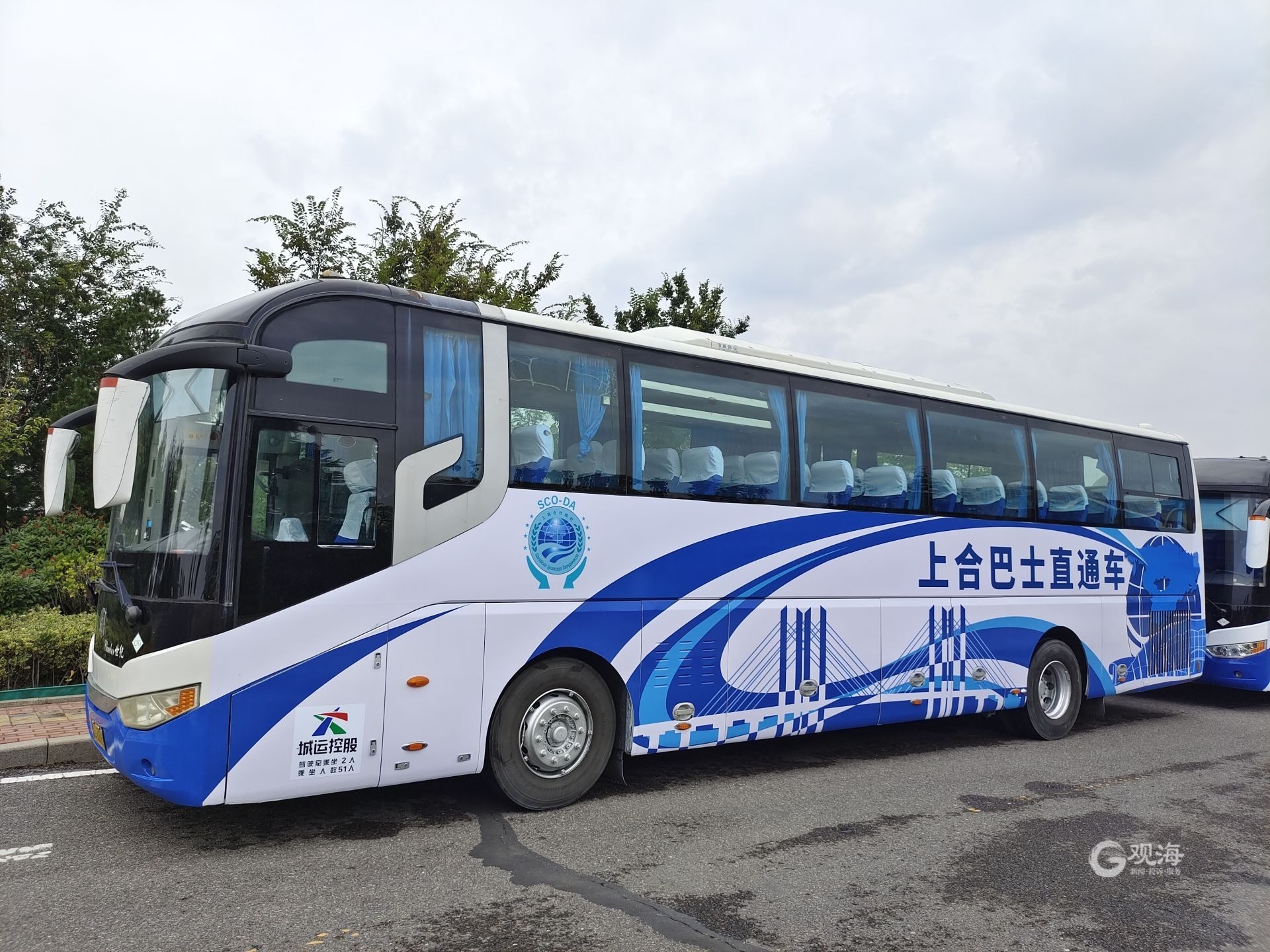 上合巴士直通车均采用30座以上豪华商务大巴,车体形象专属定制,时尚