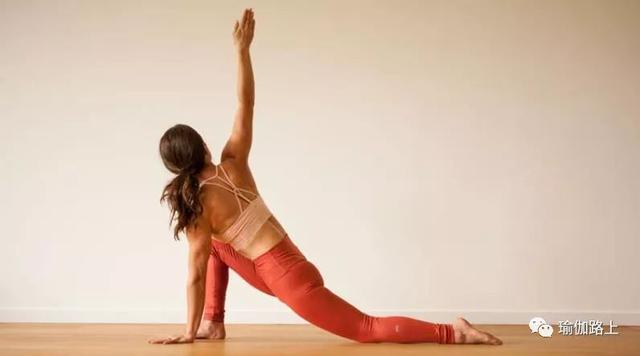 一套针对脊柱的瑜伽序列，有效缓解背部/脊柱僵硬（收藏级）休闲区蓝鸢梦想 - Www.slyday.coM