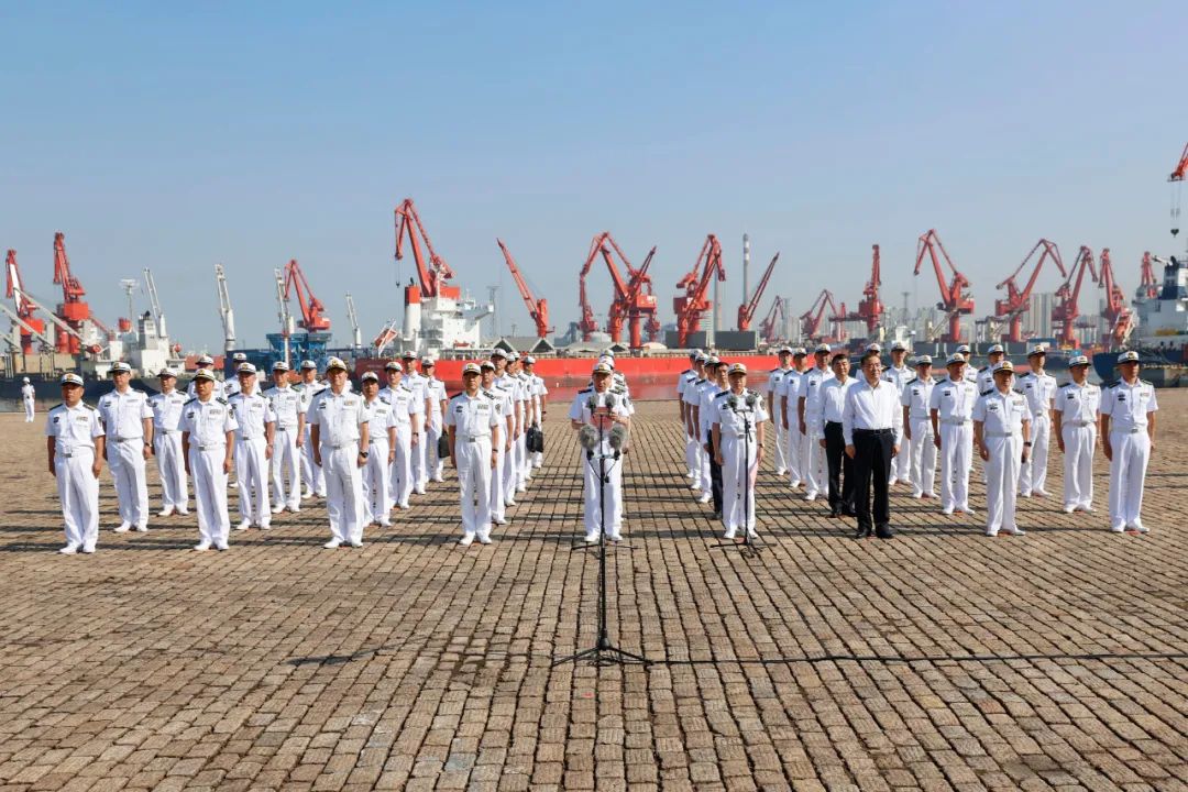 海军第42批护航编队起航奔赴亚丁湾