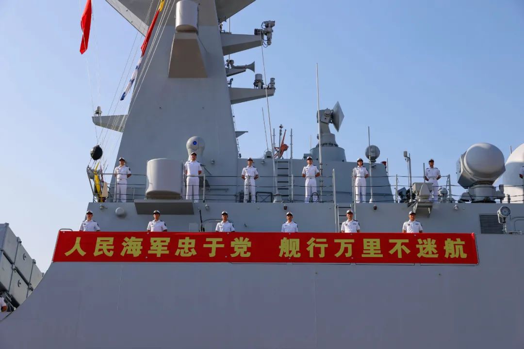 海军第42批护航编队起航奔赴亚丁湾