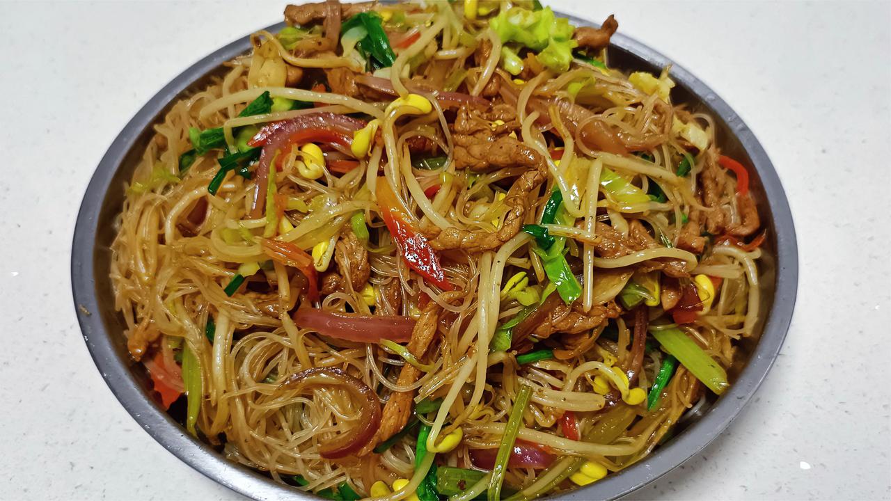 老公不在家跟孩子做肉丝炒米粉简单美味太好吃简单美味