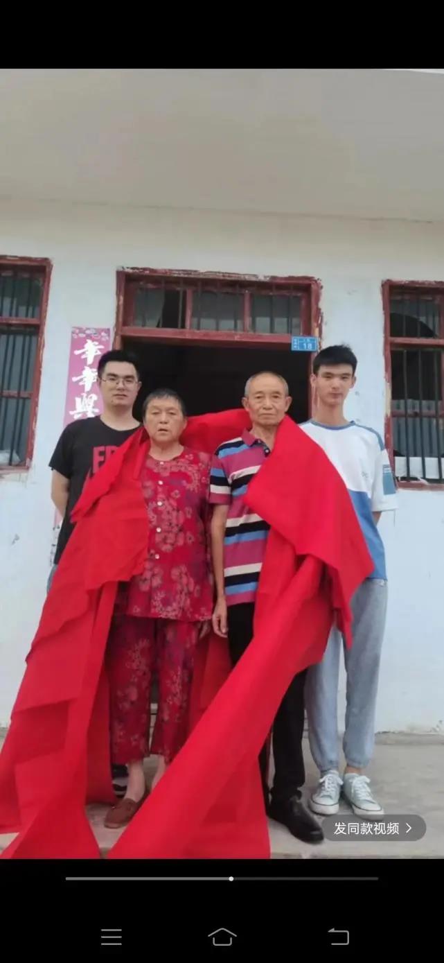 8月28日，甘宇为奶奶庆祝70大寿。受访者供图