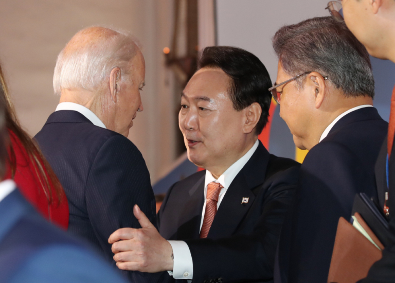 尹锡悦访美与拜登会晤，仅48秒……休闲区蓝鸢梦想 - Www.slyday.coM