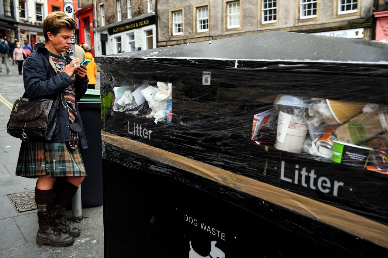 ▲当地时间2022年8月23日，英国爱丁堡街头堆满垃圾的垃圾桶。近日，爱丁堡清洁工人举行罢工要求涨薪。英国物价飞涨，也令新任首相特拉斯面临考验。图/新华社