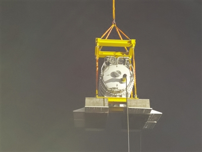 海底数据中心数据舱一期测试样机吊装入海