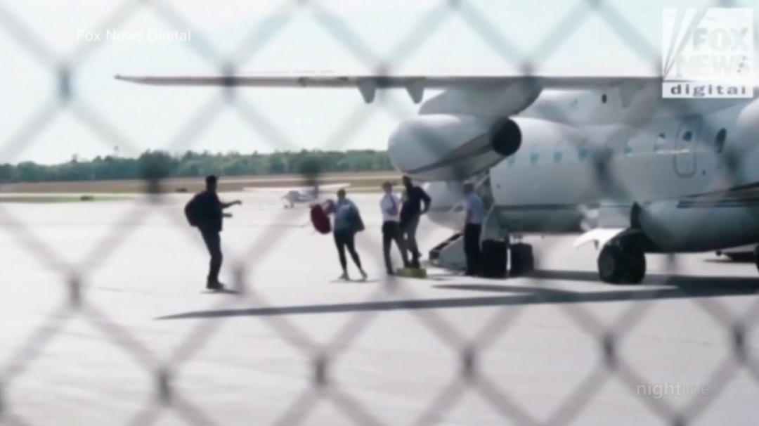载有移民的飞机降落在马撒葡萄园岛。美媒报道截图