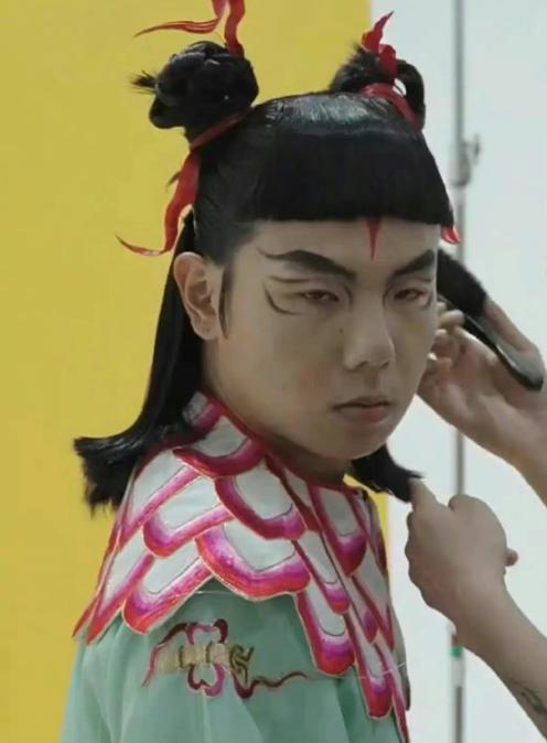 网红垫底辣孩用三样物品变身哪吒,登上顶级时尚大刊,网友喊救命休闲区蓝鸢梦想 - Www.slyday.coM 网红垫底辣孩用三样物品变身哪吒,登上顶级时尚大刊,网友喊救命休闲区蓝鸢梦想 - Www.slyday.coM