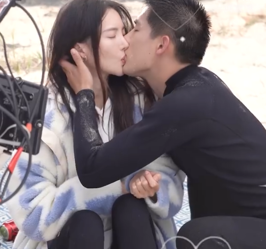 金晨王安宇沙滩上深情热吻!