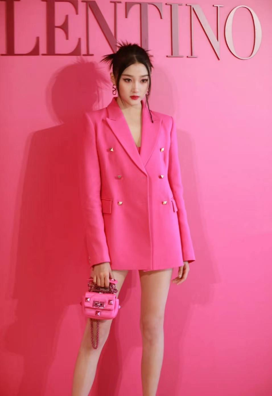 关晓彤粉色西装搭配超短裤,性感大长腿一览无遗,腿赢麻了__财经头条