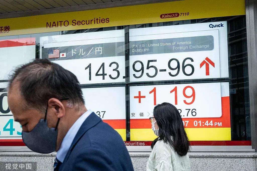 当地时间2022年9月7日，日本东京，民众走过商业区的一个电子显示屏，显示日元对美元的汇率。图源：视觉中国