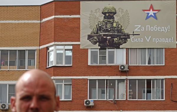 俄罗斯一座建筑上的军事宣传画（欧新社）