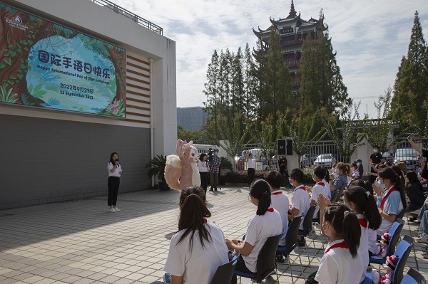 为了这个特殊的日子 玲娜贝儿首次走出上海迪士尼度假区休闲区蓝鸢梦想 - Www.slyday.coM