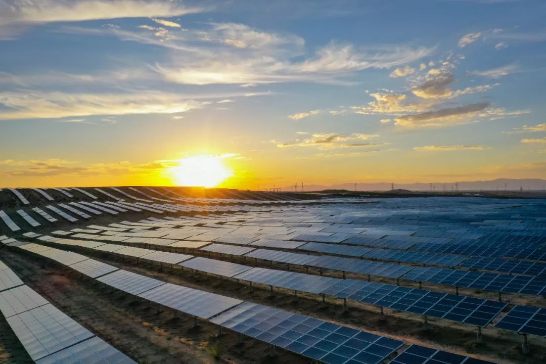 从种树到种太阳,库布其沙漠的光伏板是怎样发电又固沙的?