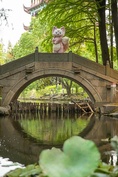 为了这个特殊的日子 玲娜贝儿首次走出上海迪士尼度假区休闲区蓝鸢梦想 - Www.slyday.coM