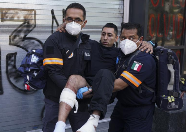 墨西哥总检察长办公室外爆发抗议，有警察受伤（图：美联社）